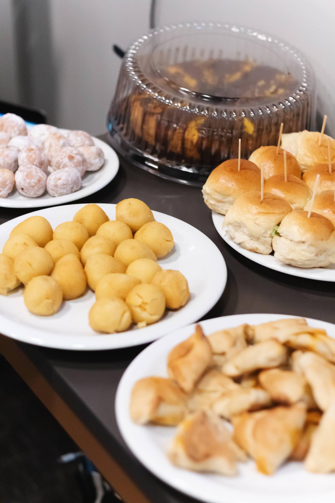 Mesa de welcome coffee com salgados e doces